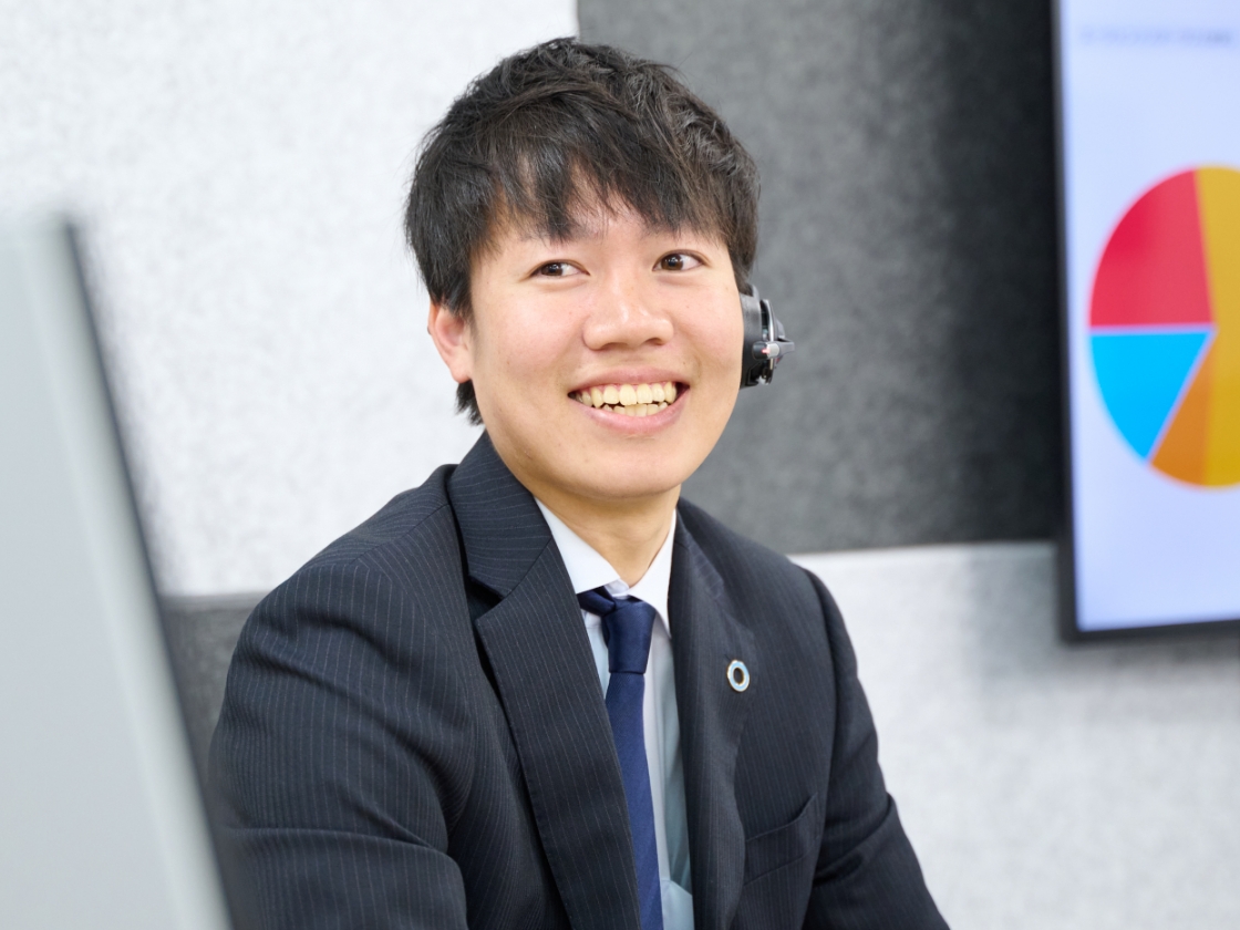 女性スタッフがリモート対応している様子