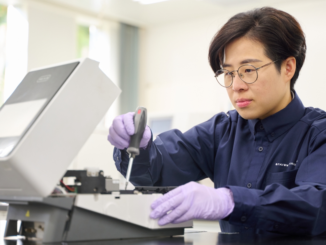 男女二人の検査員が検査装置で検査を行っている様子