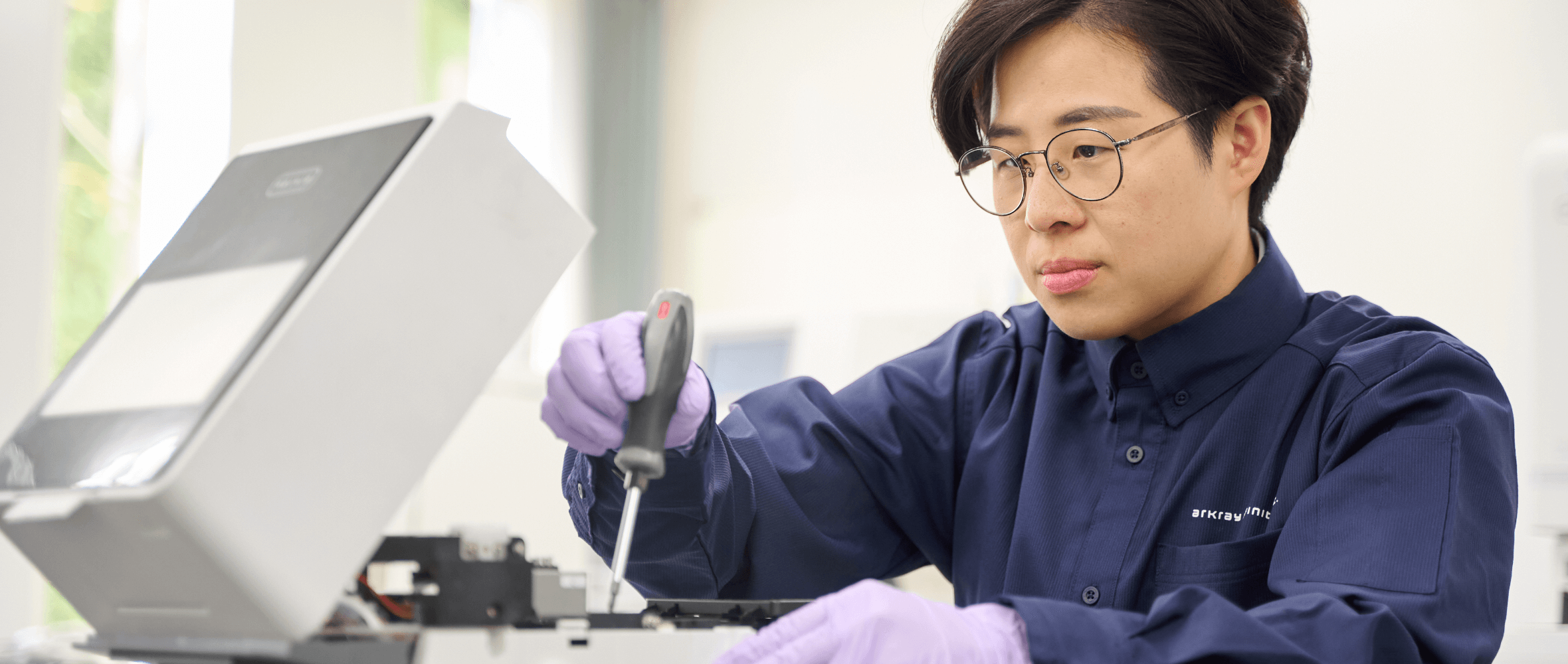 男女二人の検査員が検査装置で検査を行っている様子