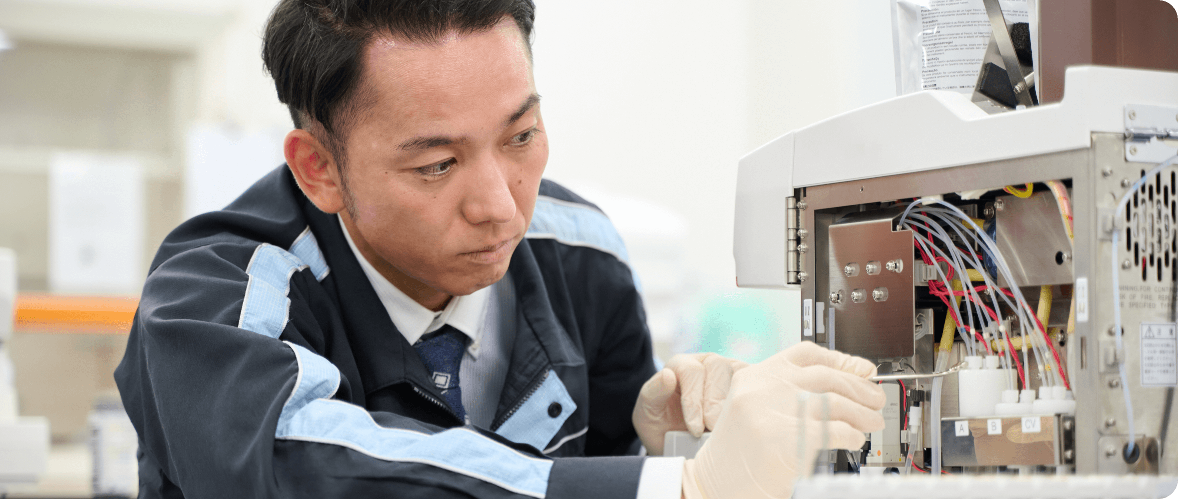 男性作業員が装置の中を確認している様子