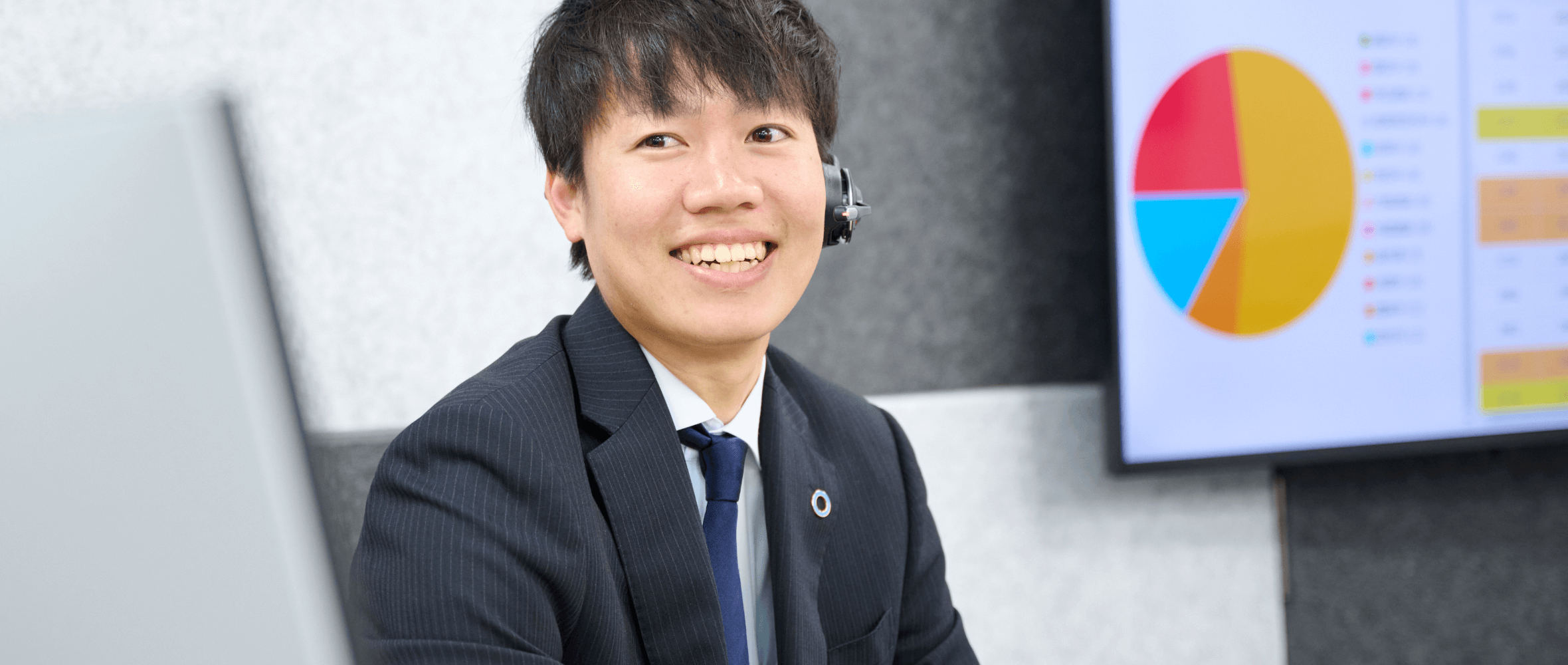 女性スタッフがリモート対応している様子